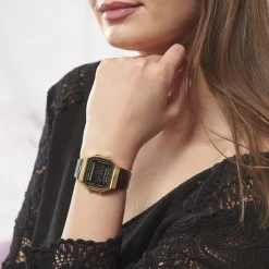 Sale CASIO COLLECTION Montre Vintage Noir cadran doré fond noir bracelet acier noir