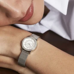 GUESS Montre Melody Blanc cadran argenté fond blanc bracelet acier argenté